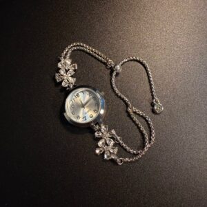 NewVintage ヴィンテージ ブローサム・グロー シルバーの花柄 おしゃれなレディースブレスレットウォッチ
