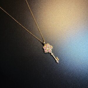ヴィンテージ古着 Key Pink レトロなピンクダイヤの花柄キーネックレス どんなスタイルにも合う鎖骨ネックレス