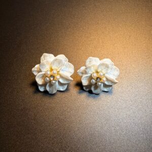 ヴィンテージ古着 アイボリー・ペタル 白い花モチーフのピアス